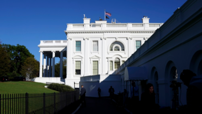 Desaceleração histórica: PIB dos EUA cresce apenas 2,2% em 2025, indicando crise econômica iminente!