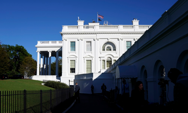 Desaceleração histórica: PIB dos EUA cresce apenas 2,2% em 2025, indicando crise econômica iminente!