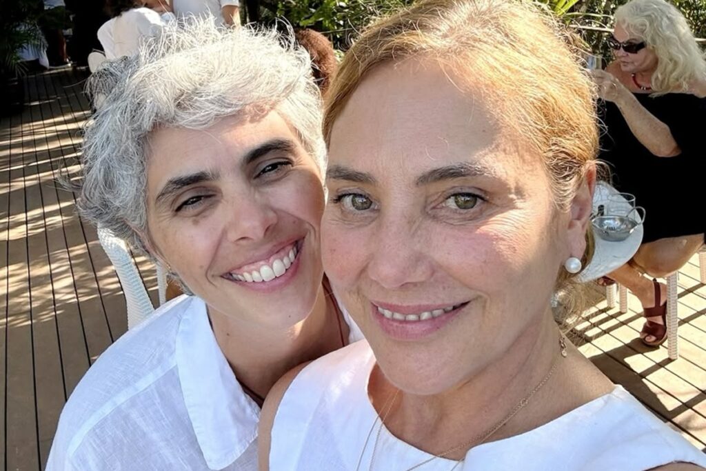 Heloísa Périssé em fotos raras e exclusivas de biquíni com a namorada momento íntimo