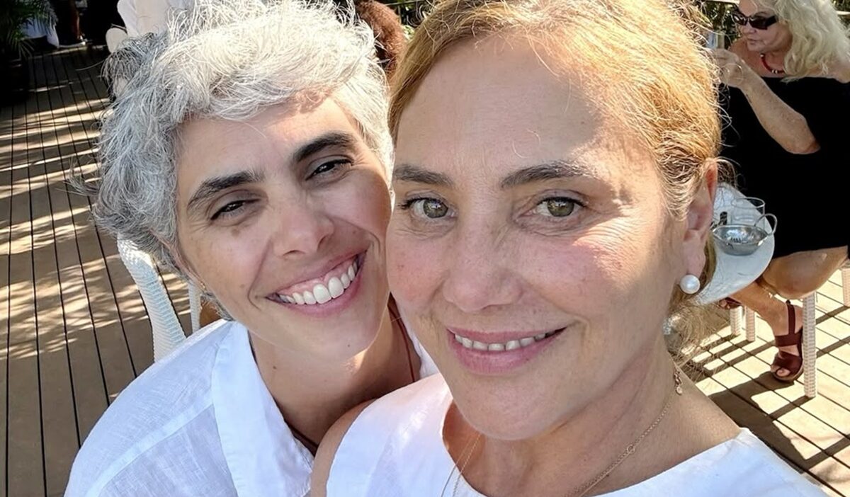 Heloísa Périssé em fotos raras e exclusivas de biquíni com a namorada momento íntimo