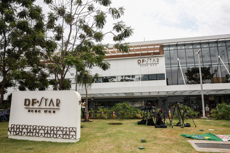 Bolsonaro Internado: Jornalistas Intimidados ao Cobrir Caso, Associações Repudiam Ataque Impressionante