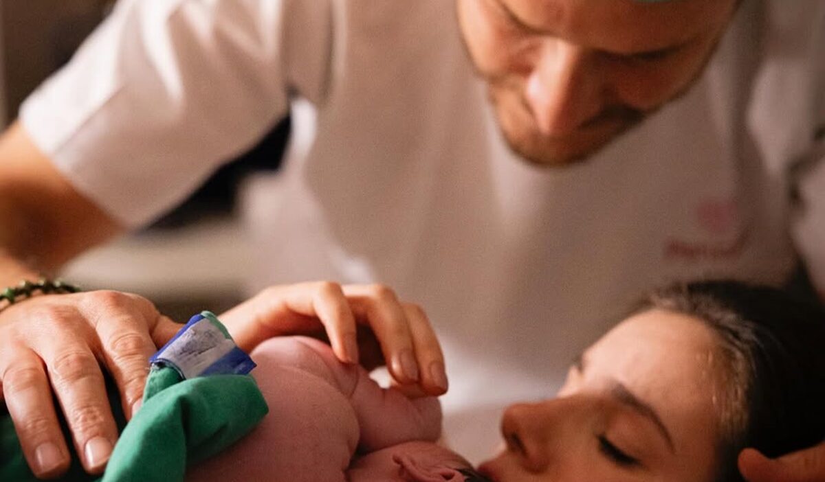 Camila Queiroz QUEBRA o silêncio! Fotos INÉDITAS da filha pela 1ª vez são reveladas