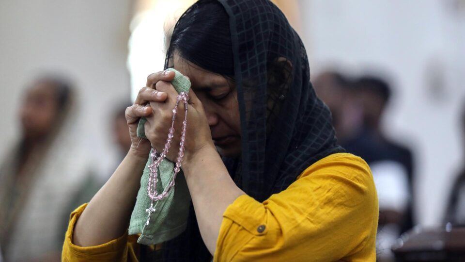 ESCÂNDALO NA ÍNDIA: Justiça processa PADRE por crime de BLASFÊMIA!