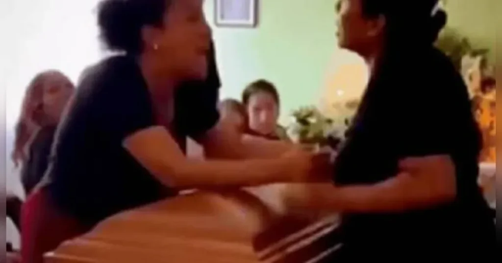 Escândalo mortal no velório: duas amantes descobrem a traição e protagonizam violento confronto