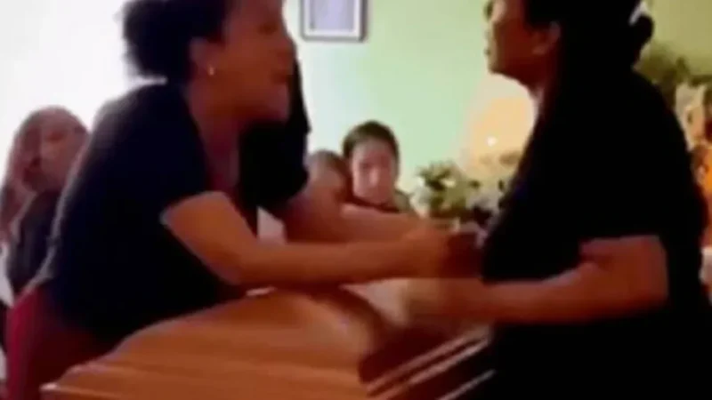 Escândalo mortal no velório: duas amantes descobrem a traição e protagonizam violento confronto