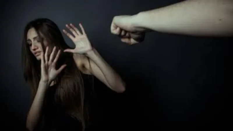 Ato de coragem: meninos de 8 e 9 anos defendem a mãe de atacante.