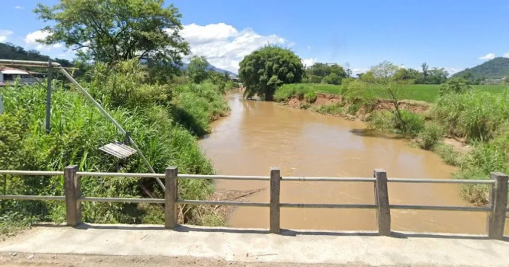 Duplo assassinato: padrasto e enteada morrem após caminhão cair em represa