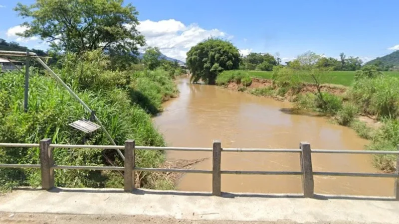 Duplo assassinato: padrasto e enteada morrem após caminhão cair em represa