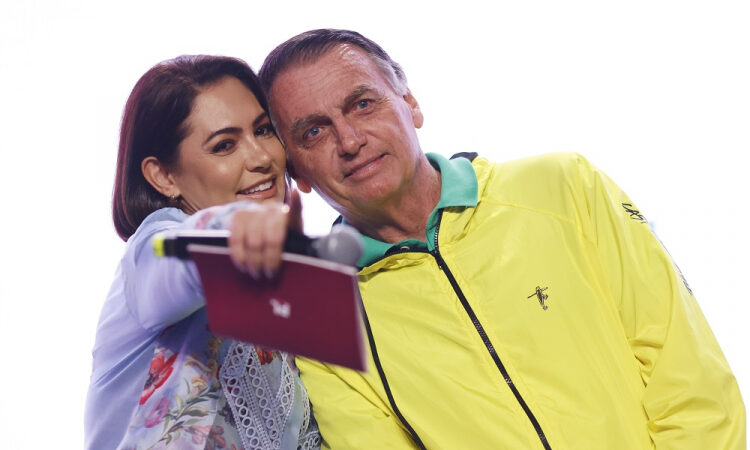 EMERGÊNCIA: Bolsonaro mexe dedos após cirurgia crítica! Michelle faz anúncio que ABALA o Brasil!