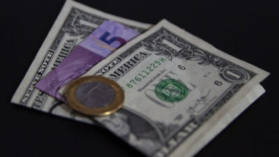 Alerta Fed: Taxas de juros podem subir impactando dólar e investidores!