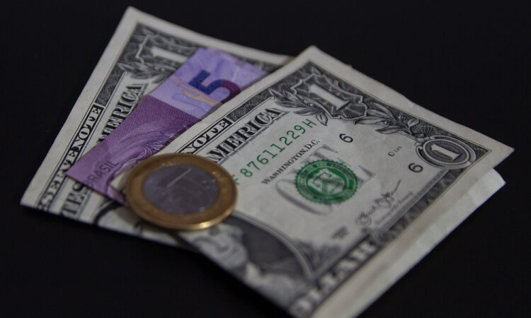 Alerta Fed: Taxas de juros podem subir impactando dólar e investidores!