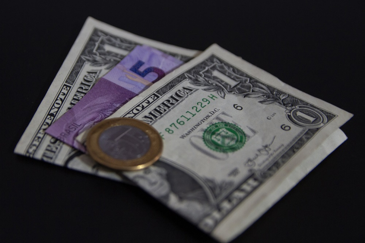 Alerta Fed: Taxas de juros podem subir impactando dólar e investidores!