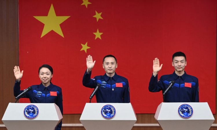 China lança astronauta para missão épica de 1 ano rumo à Lua