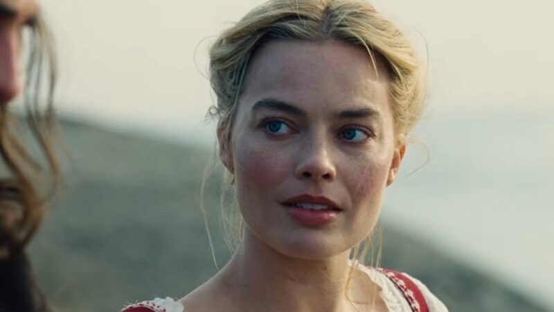 O Morro dos Ventos Uivantes: Diretora revela arrependimento ao cortar cena proibida com axilas peludas de Margot Robbie