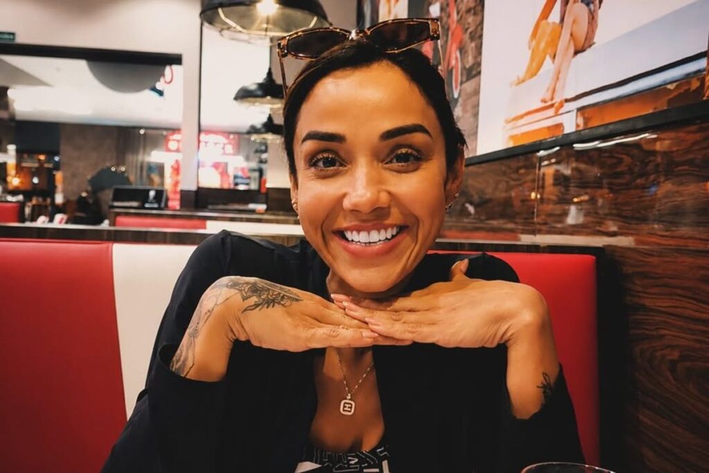 Cantora aparece com rosto ensanguentado e acusa ex de agressão em vídeo chocante