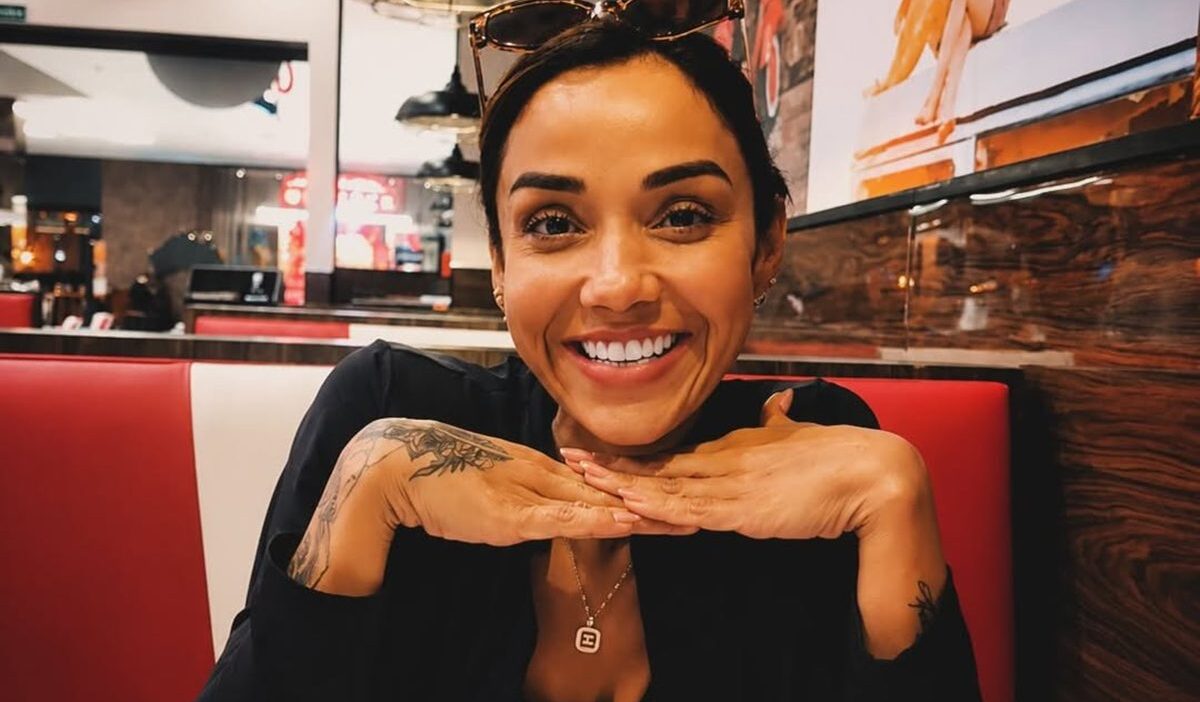 Cantora aparece com rosto ensanguentado e acusa ex de agressão em vídeo chocante
