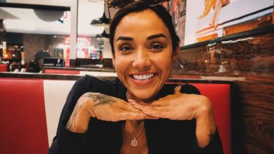 Cantora aparece com rosto ensanguentado e acusa ex de agressão em vídeo chocante