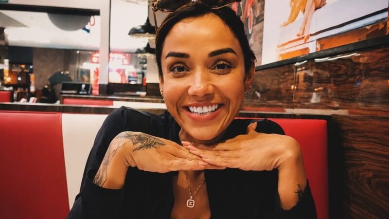 Cantora aparece com rosto ensanguentado e acusa ex de agressão em vídeo chocante