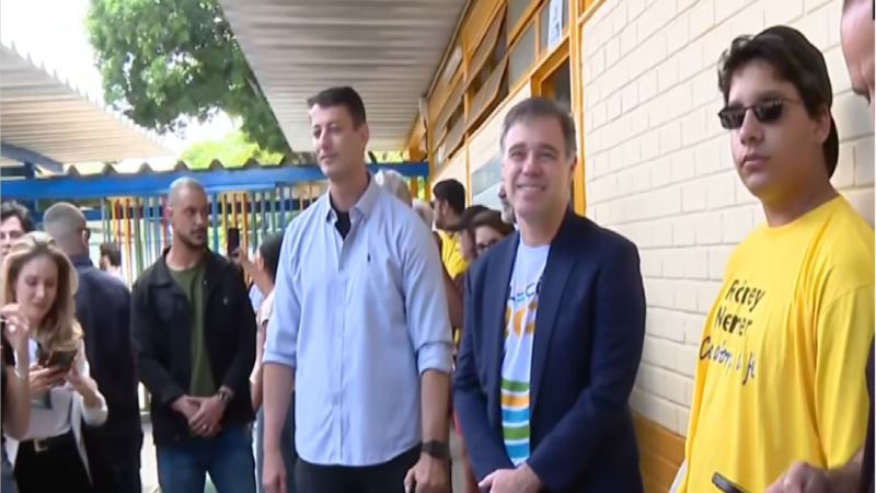 André Mendonça é ovacionado ao chegar em Brasília e recebe aplausos antes de votação