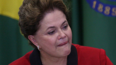 Dilma chega pra votar e é recebida com vaias estrondosas; veja o vídeo
