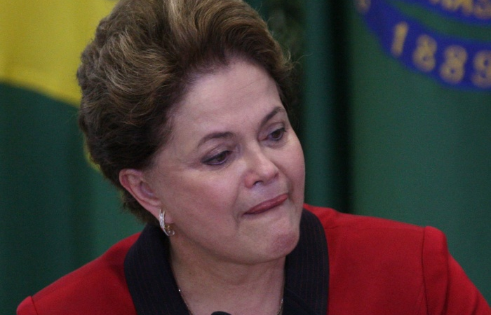 Dilma chega pra votar e é recebida com vaias estrondosas; veja o vídeo