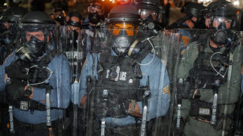 TOQUE DE RECOLHER DE EMERGÊNCIA: Cidade Americana em LOCKDOWN após Protestos VIOLENTOS em Centro de Detenção Imigrante