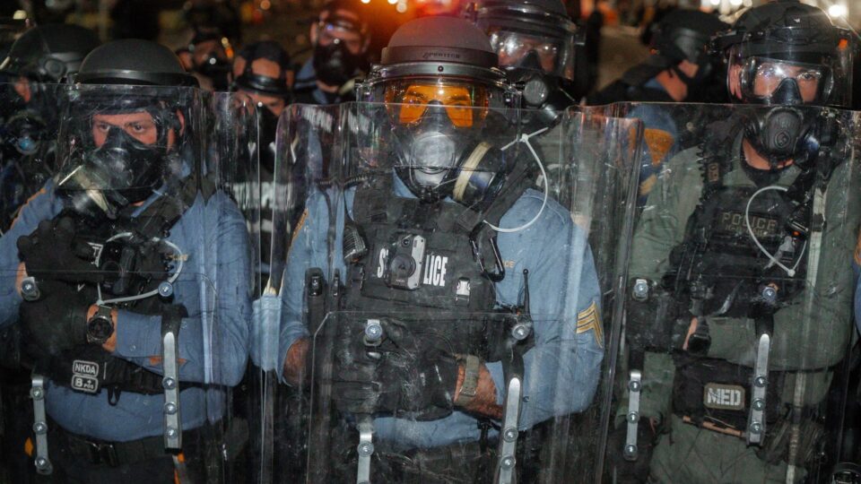 TOQUE DE RECOLHER DE EMERGÊNCIA: Cidade Americana em LOCKDOWN após Protestos VIOLENTOS em Centro de Detenção Imigrante